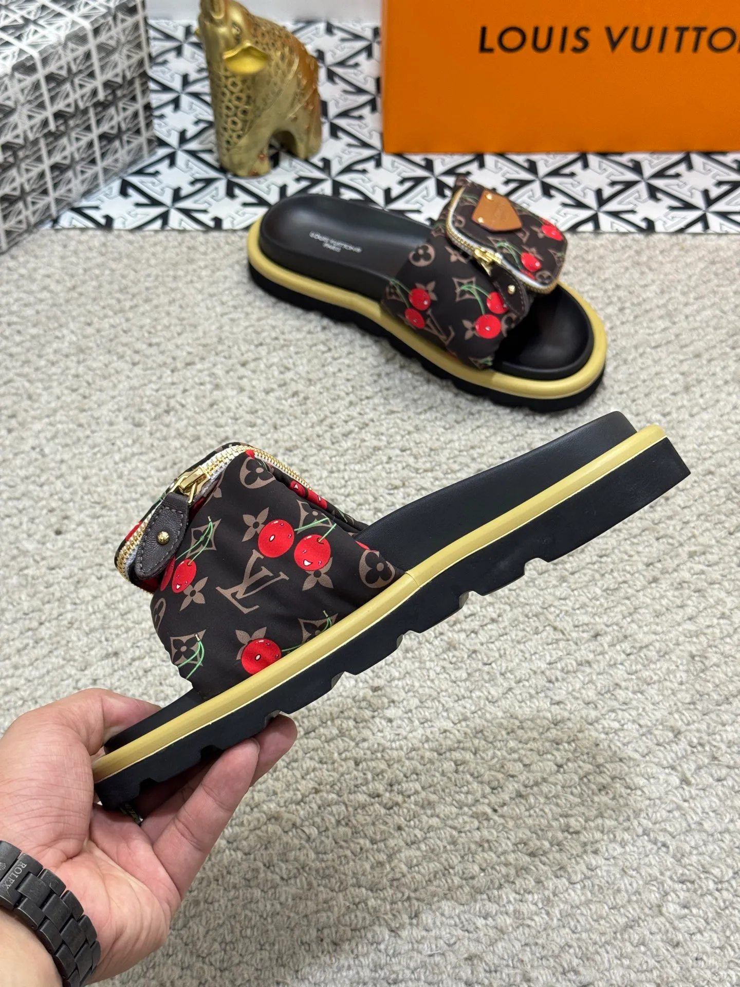 Men's shoes 💰400 [New style] 🦇🦇Top original order [Louis Vuitton] Couple style 👫Spring and summer style🎯🎯As an active family in the fashion industry ⭐ Lv is characterized by bold innovation ⚡Fabric down cloth🔥 Combined outsole, clean and tidy ⚡Fashionable and generous🌹Multiple colors available..Size: 36-44 (45 customized